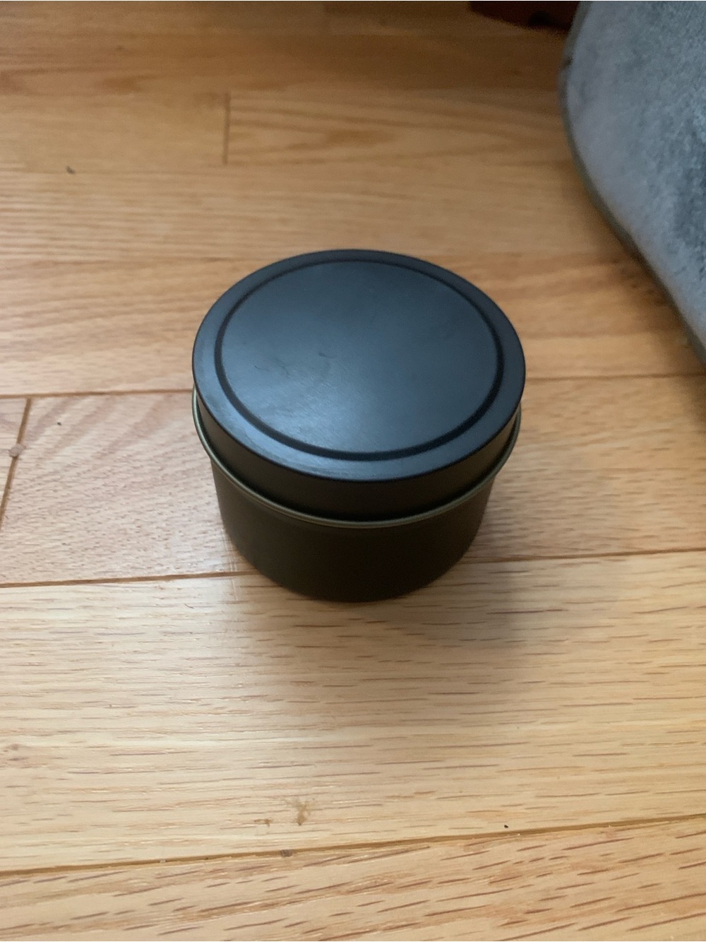 New Sweet Exotic Candle 🕯️in a Tin - Picture 2 of 2